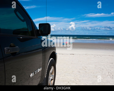 Auto und paar auf Daytona Beach Florida Stockfoto