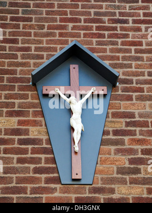 Jesus Christus am Kreuz an der Außenwand der Kirche in Northwich Cheshire UK Stockfoto