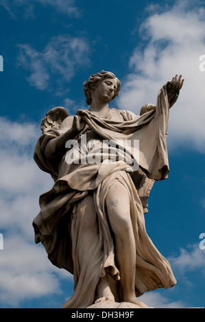 Engel mit dem Sudarium am Ponte Sant ' Angelo, Rom, Italien Stockfoto