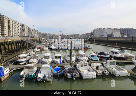 Kleine Yacht-Hafen in Blankenberge in Belgien. Horizontale Stockfoto