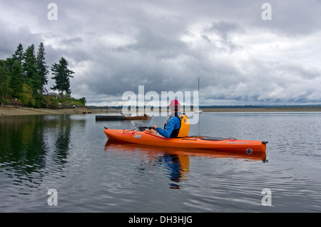 Kajakfahren in der Puget Sound Washington Dichtung Vaugh Bay Stockfoto