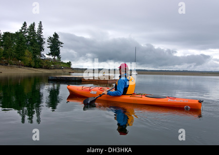 Kajakfahren in der Puget Sound Washington Dichtung Vaugh Bay Stockfoto