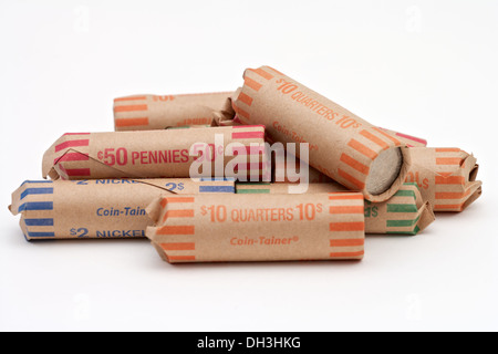 Ein Stapel der gerollten amerikanischen Münzen Pfennige, Groschen, Nickels und Quartalen zusammen auf einem weißen Hintergrund zu legen. Stockfoto