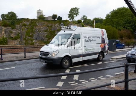 Waitrose Supermarkt Lieferwagen über Clifton Suspension Bridge in Bristol, England (mit Clifton Observatorium hinter). Stockfoto