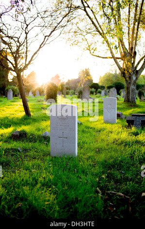 die Sonne geht über die WW1 Gräber auf dem alten Hill Lane Cemetery Southampton im Vordergrund befindet sich das Grab von H Walker Stockfoto