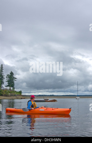 Kajakfahren in der Puget Sound Washington Dichtung Vaugh Bay Stockfoto