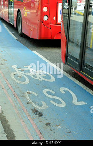 CS2 Barclays Cycle Superhighways Route zwei mit Bussen dicht neben Bow Road, London Borough of Tower Hamlets, England, UK Stockfoto