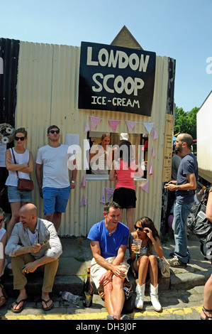 Menschen rund um London Kugel Eis aus Columba Road, Tower Hamlets, London England UK Stockfoto