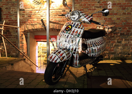 Vespa-Roller mit vielen Stickern verschiedene belgische Biere drauf. Nachtlichter, niemand Stockfoto