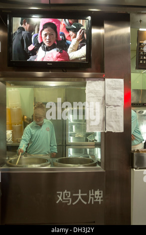 Cook gesehen durch Restaurant Fenster und TV-Programm Stockfoto