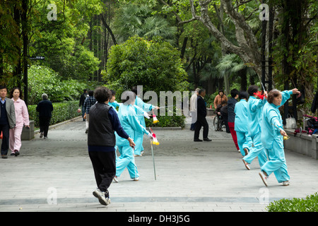 Frauen, die Durchführung von Tai Chi Übung in einem öffentlichen Park in Shanghai China Stockfoto