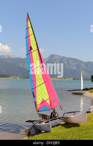 Katamaran auf See Forggen, Füssen, Allgäu, Upper Bavaria, Bayern, Deutschland Stockfoto