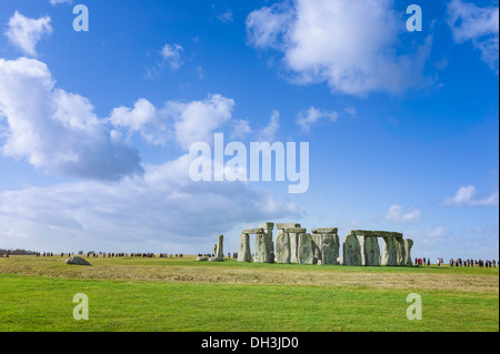 Besucher-Linie bis zu Stonehenge, prähistorische Monument, Blick auf eine helle Wintermorgen mit blauem Himmel als Hintergrund. Stockfoto