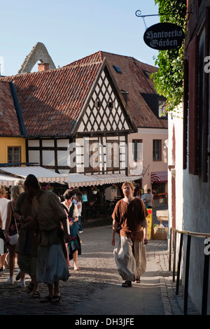 Straßenszene in der mittelalterlichen Woche in Visby, Insel Gotland, Schweden, Skandinavien, Europa Stockfoto