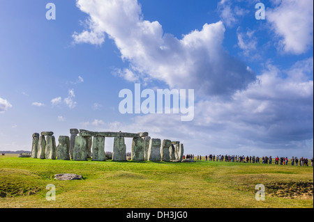 Besucher-Linie bis zu Stonehenge, prähistorische Monument, Blick auf eine helle Wintermorgen mit blauem Himmel als Hintergrund. Stockfoto