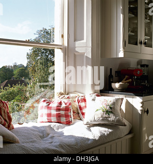 Rot aktiviert Kissen auf sonnigen Fensterplatz im Landhaus-Küche Stockfoto