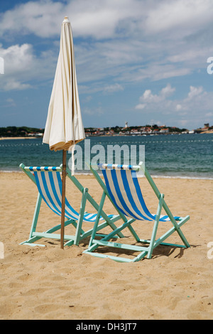 Liegestühle auf der sandigen Strand von Saint-Jean-de-Luz, französische Atlantikküste, Aquitanien, Département Pyrénées-Atlantiques Stockfoto