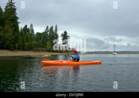 Kajakfahren in der Puget Sound Washington Dichtung Vaugh Bay Stockfoto