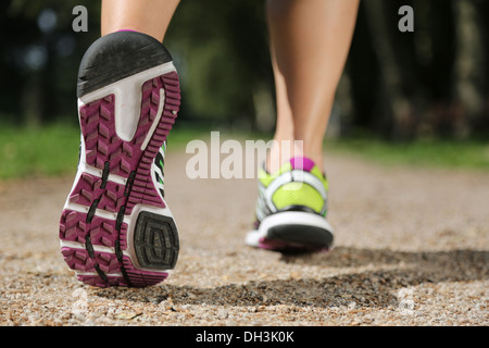 Laufschuhe beim Joggen, Sport, Ausbildung oder Training Stockfoto