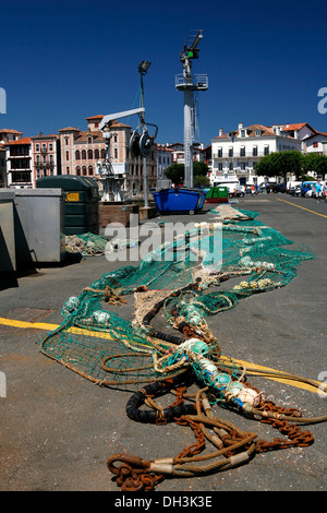 Fischernetze in den Hafen von Saint-jean-de-Luz, auf Baskisch: donibane lohizune, Pyrenäen, Region Aquitanien, Stockfoto