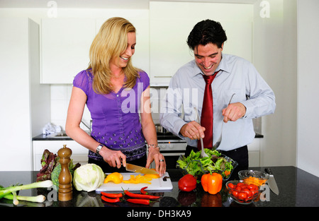 Junges Paar Schneiden von Gemüse für einen Salat Stockfoto