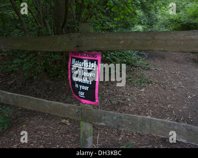 Polizei Schild Achtung Autofahrer nicht für Wertsachen im Auto lassen Sie an Ort und Stelle, in der Nähe der bewaldeten Schönheit Plumpton, West Sussex, England, Großbritannien Stockfoto