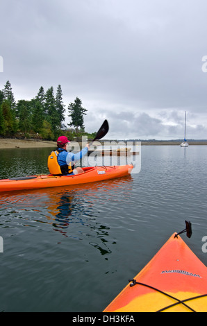 Kajakfahren in der Puget Sound Washington Dichtung Vaugh Bay Stockfoto