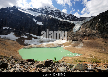 Smaragdgrünen Gletschersee mit Angel Glacier und Mount Edith Cavell, Jasper National Park, Provinz Alberta, Kanada Stockfoto