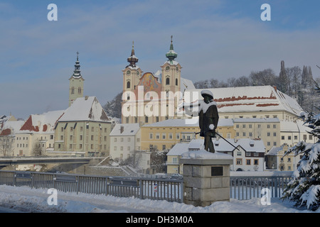 St. Michael Kirche und eine Statue, Steyr, Oberösterreich, Österreich Stockfoto