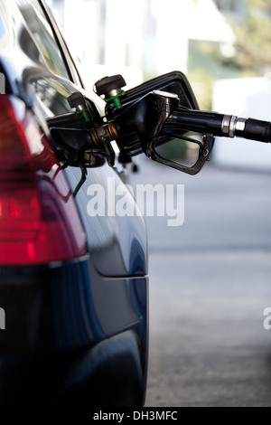 Diesel-Pkw wird an einer Tankstelle getankt Stockfoto