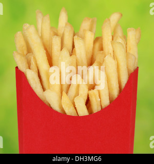 Pommes frites in einem roten Feld über einem grünen Hintergrund Stockfoto