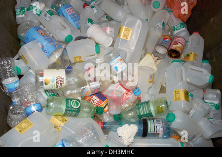 Kunststoff-Flaschen in einem Lagerplatz. Stockfoto