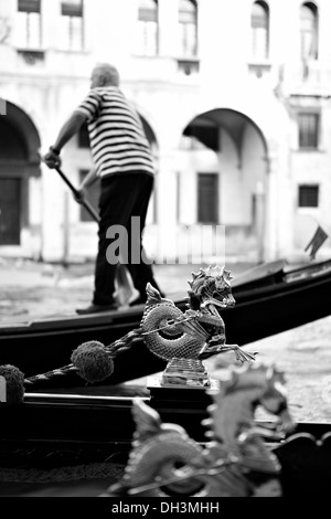 Eine Gondel in Venedig, schwarz und weiß, UNESCO-Weltkulturerbe, Venedig, Veneto, Italien, Europa Stockfoto