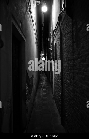 Eine schmale Gasse mit einer Straßenlaterne in Venedig, schwarz und weiß, UNESCO-Weltkulturerbe, Venedig, Veneto, Italien, Europa Stockfoto