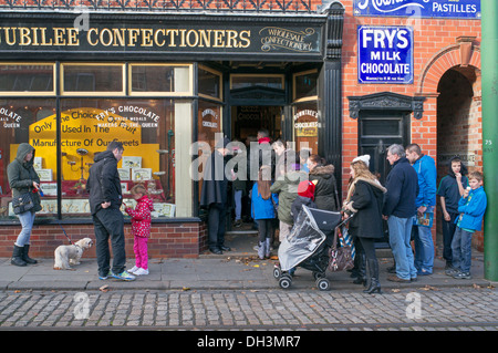 Familie Schlange, um Konditorei, Beamish Museum Nord-Ost England UK eingeben Stockfoto