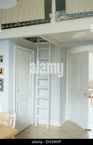 Studio-Apartment mit Leiter zum Schlafzimmer im Zwischengeschoss mit Leinwand Blinds auf Geländer Stockfoto