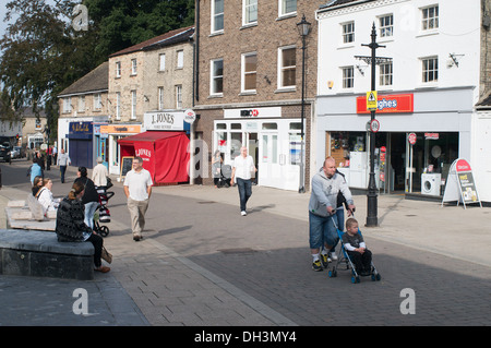 Menschen zu Fuß durch die King Street Thetford Stadt Zentrum Norfolk, England, UK Stockfoto