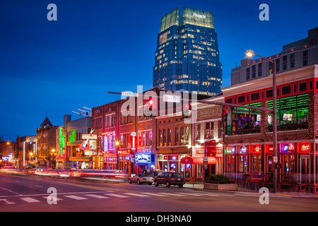 Dämmerung über Broadway Street in der Innenstadt von Nashville Tennessee, USA Stockfoto