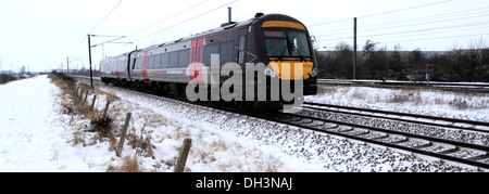 Schnee, 170520 Grafschaft County 2 Züge, Turbostar Klasse, High Speed Diesel Train, East Coast Main Line Railway, Cambridgeshire. Stockfoto