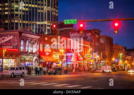 Dämmerung über der Broadway Street im Zentrum von Nashville, Tennessee, USA Stockfoto