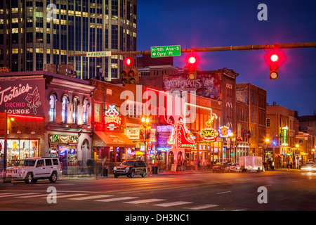 Dämmerung über Broadway Street in der Innenstadt von Nashville Tennessee, USA Stockfoto