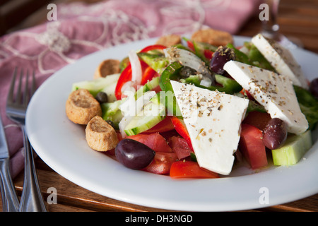 Griechischer Salat mit Feta-Käse, Gurken, Tomaten und Oliven. Stockfoto