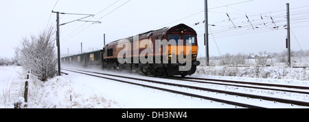 EWS trainiert 66008 Diesel angetrieben Güterzug, Container, East Coast Main Line Railway, Cambridgeshire ziehen Stockfoto