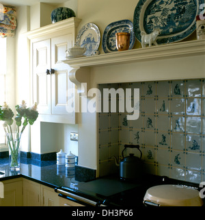 Landhausküche mit blauen Aga und Frühstück Tisch und Tafel und Pfannen