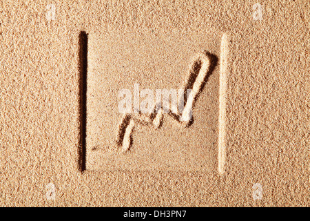 Box mit einer steigenden Börse Graph, in Sand gezeichnet Stockfoto