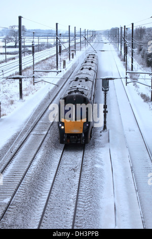 Winter Schnee 180 Zephyr-Klasse, Grand Central Züge, High Speed Diesel Train, East Coast Main Line Railway, Cambridgeshire, Großbritannien Stockfoto