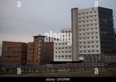 Poble Nou, Barcelona, Spanien-30 Okt. 2013. Die industrielle Vergangenheit des Poble Nou Viertel in Barcelona hinterlassen viele Fabriken, die aufgegeben wurden und später erholte sich für verschiedene Zwecke, wie Lofts, Studios und als Gastgeber der verschiedenen Einheiten. Teilen Sie damit Häuser gebaut während der 19. und 20. Jahrhundert, mit Schwerpunkt auf das traditionelle Herz des Viertels. Den letzten Jahren umgestalten intensiv mit dem Bau von modernen Gebäuden und die Sanierung von einigen von ihnen. Viele dieser Änderungen werden gefördert durch das Projekt 22 @. Bildnachweis: Jordi Boixareu/Alamy Live-Nachrichten Stockfoto