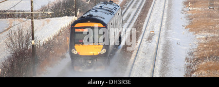 Schnee, 170520 Grafschaft County 2 Züge, Turbostar Klasse, High Speed Diesel Train, East Coast Main Line Railway, Cambridgeshire. Stockfoto