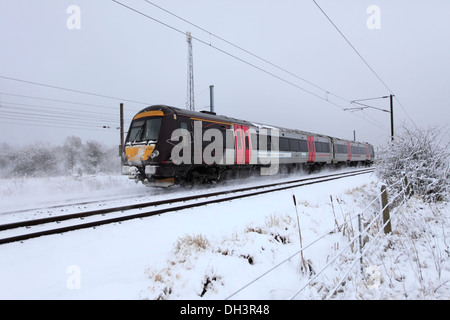 Schnee, 170520 Grafschaft County 2 Züge, Turbostar Klasse, High Speed Diesel Train, East Coast Main Line Railway, Cambridgeshire. Stockfoto