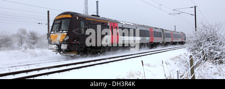 Schnee, 170520 Grafschaft County 2 Züge, Turbostar Klasse, High Speed Diesel Train, East Coast Main Line Railway, Cambridgeshire. Stockfoto